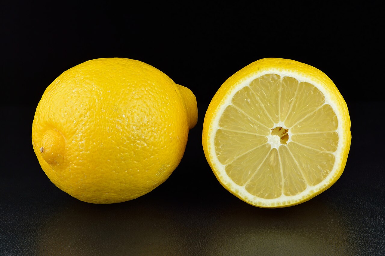Lesklé listy a plody rastliny Citrus × limon